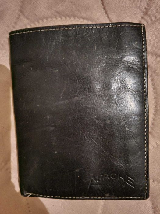 Carteira para homem, em castanho escuro, diversos compartimentos