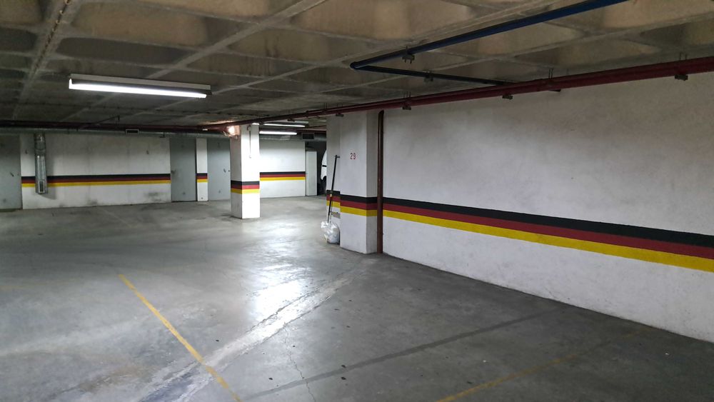 Estacionamento para carro na Estrada de Benfica