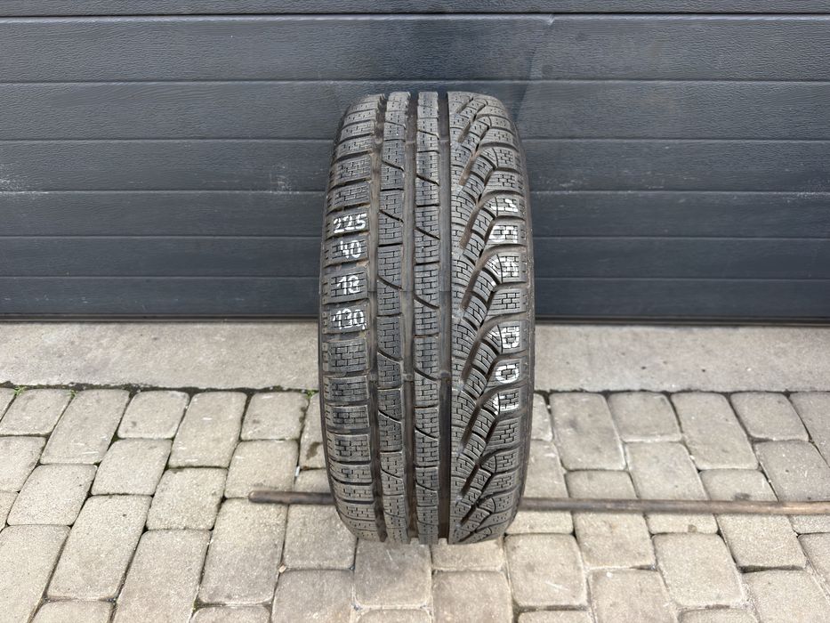 Pojedyncza opona zimowa Pirelli 225/40/18 92V