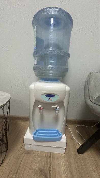 Кулер з гарячою і холодною водою