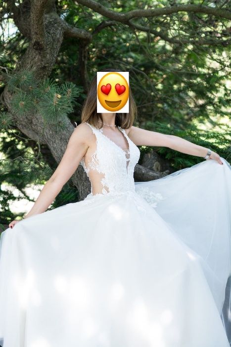 Śliczna biała przewiewna koronkowa suknia ślubna