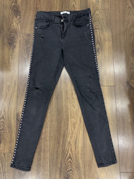 Пепельные джинсы с сердечками Zara