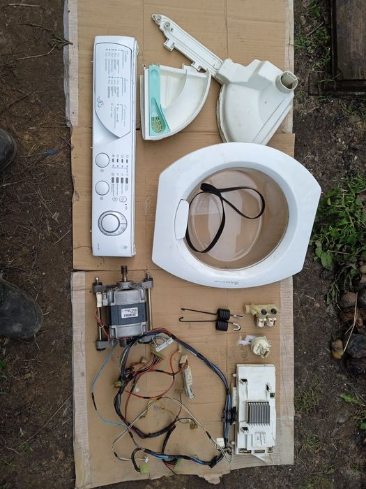 Продам стиральную машину по запчастям  Ariston