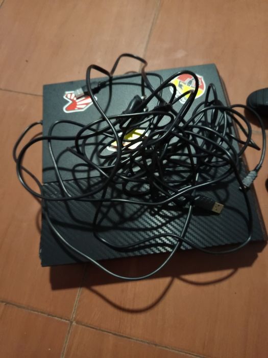 Ps4 1TB com dois comandos