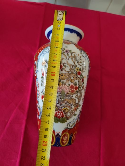 Conjunto de artigos em porcelana, bronze e biscuit.