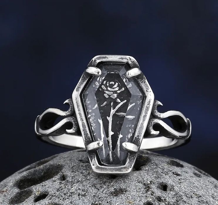 Modny pierścionek - nowy