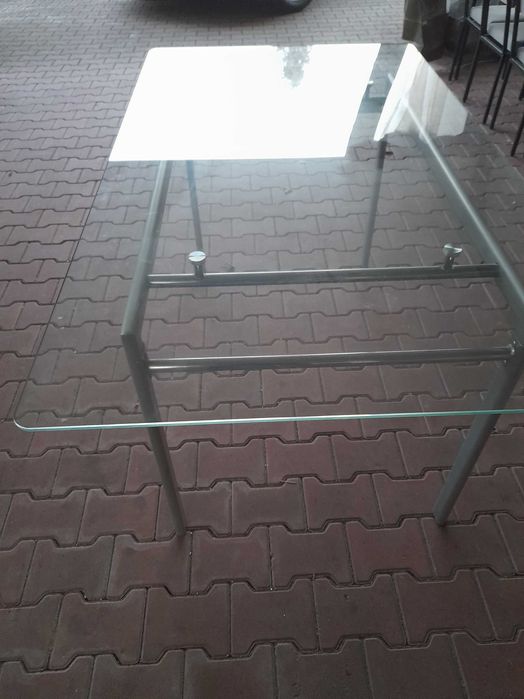 Stół szklany do salonu