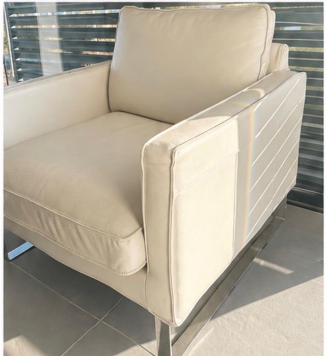 Cadeirão em pele genuina branco com base em  metal
