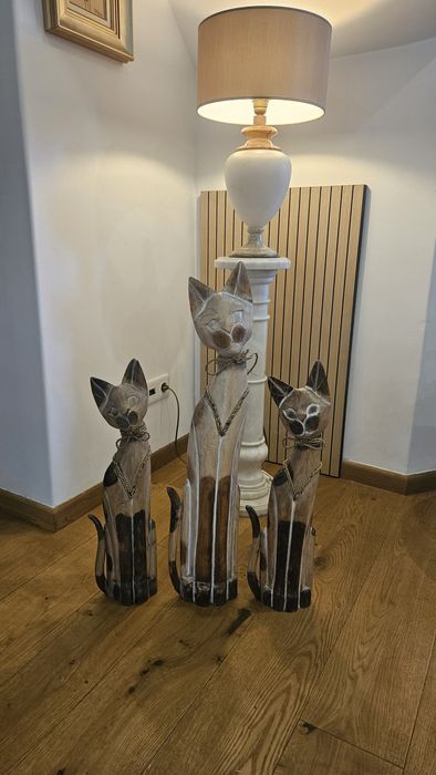 Três lindos gatinhos em madeira