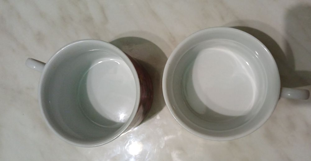 Две одинаковые белые кружки с цветочным принтом.
Кружки украшены крупн