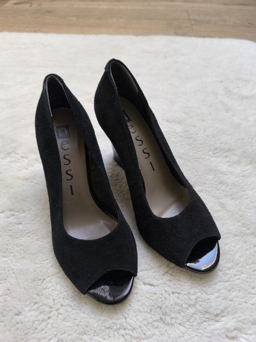 Czarne czółenka na koturnie