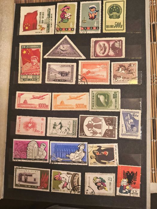 Znaczki 1900 - 1970 r  120 stron w klaserach Znaczki z Świata i Polski