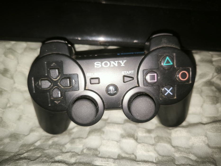 Playstation 3 super slim 500gb mais comando (vai com os cabos também)