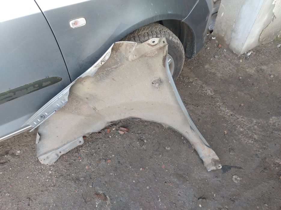 Błotnik Przedni  Prawy Lak 1C3 Toyota Corolla Verso Wysyłka