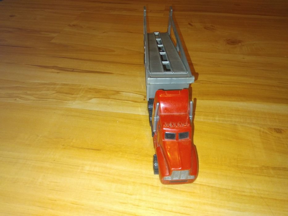 Plastikowe auto z lawetą