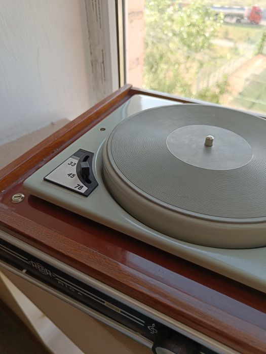 Продам проигрователь пластинок , винила Rega (Рига)