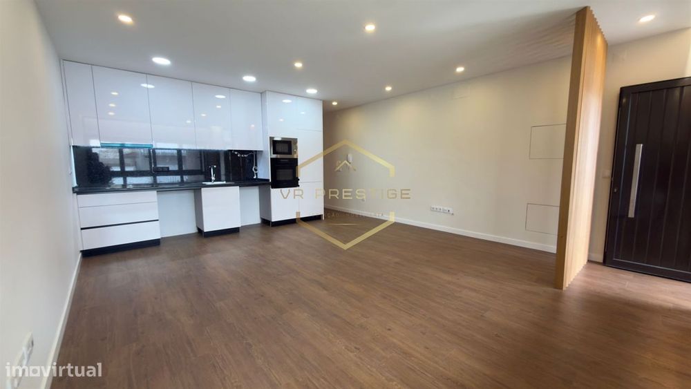 Apartamento T2 totalmente remodelado com Terraço no coração das Caxina