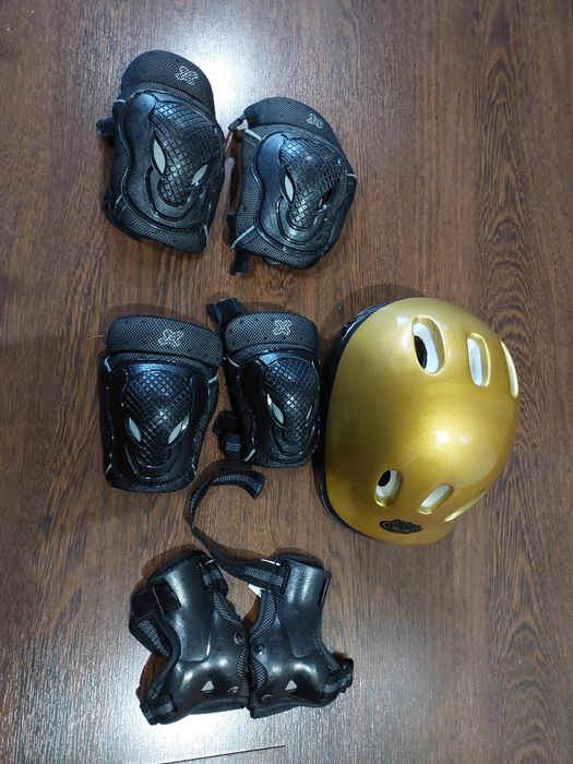 Capacete criança joelheiras, luvas e cotoveleiras XS