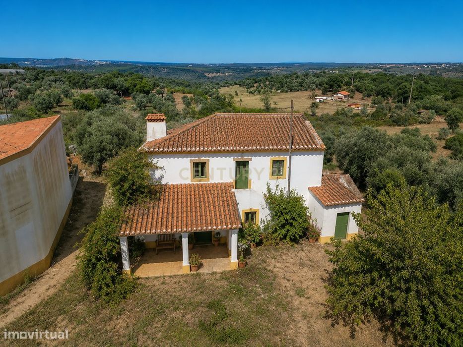 Quinta com 1.600m² de terreno, Casa com 160m2, recuperação total, Mour