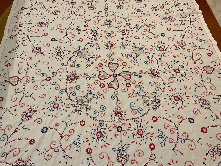 Linda toalha de mesa antiga em linho com bordados de Viana 220 x 154 cm aprox.