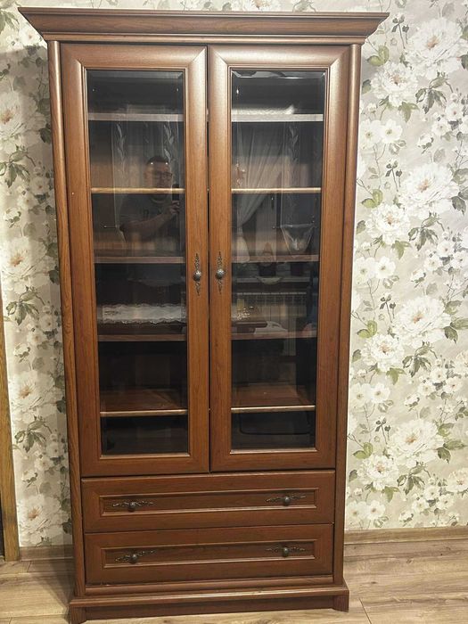 Witryna z półkami przeszklona