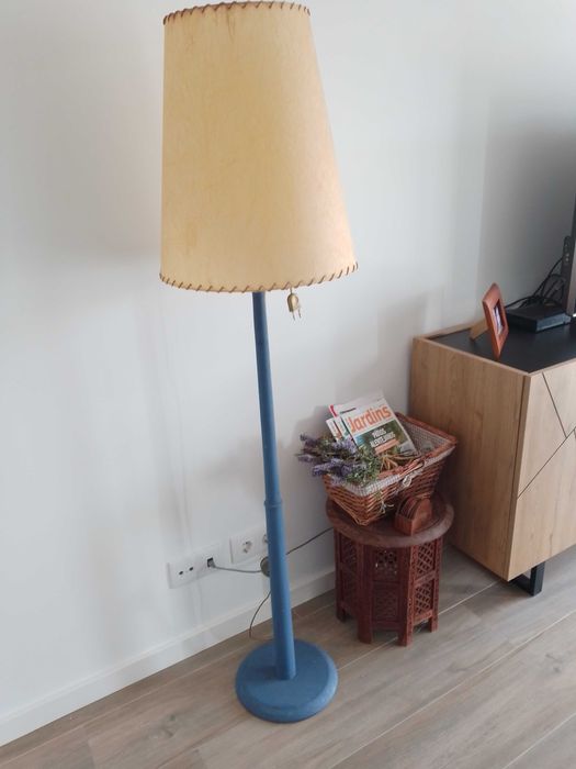 Candeeiro de pé alto