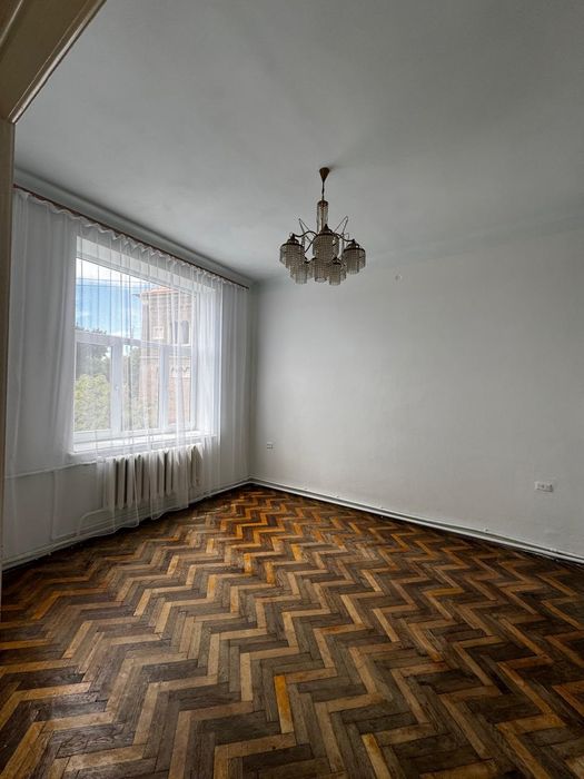 Продам 3-х кімнатну квартиру у центрі Дрогобича.