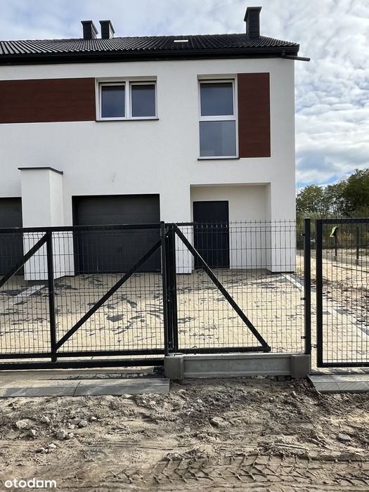 Dom- bliźniak z garażem i ogrodem