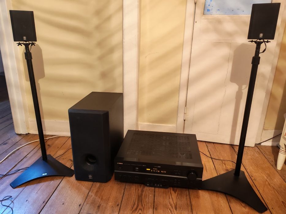 Amplificador Yamaha com subwoofer e suportes com coluna s traseiras