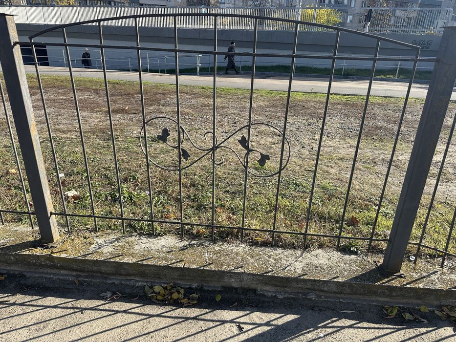 Металеві секціі огорожі (огорожа, забор, ворота)