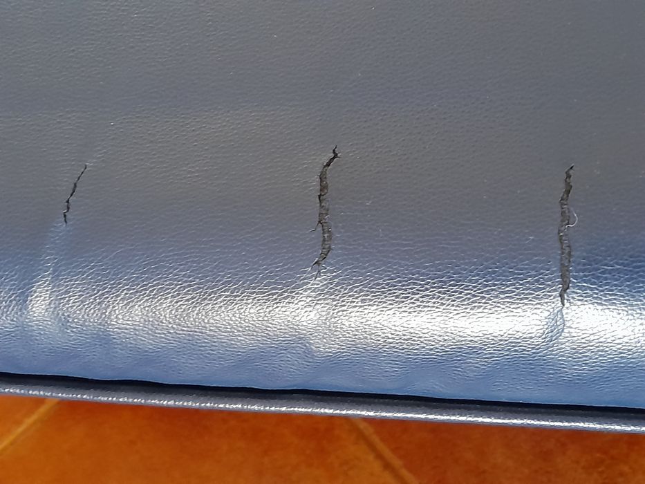 Sofá cama em pele sintética azul escura