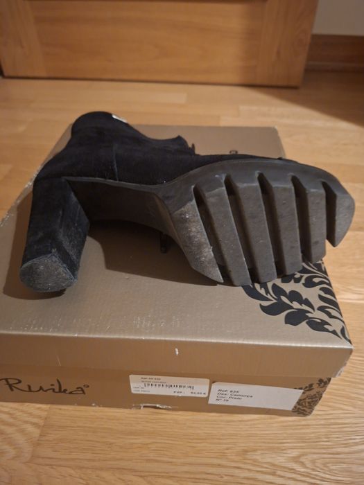 Botins em camurça da marca Ruika