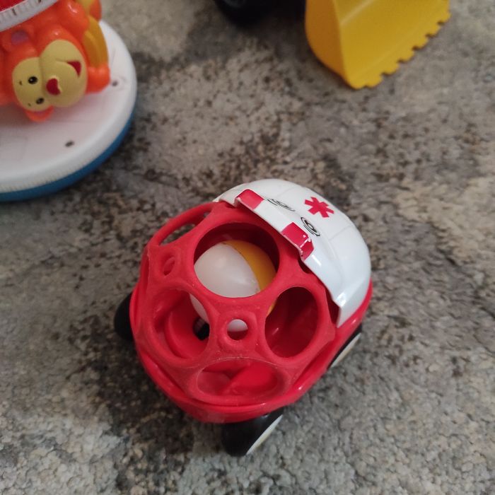 Zestaw zabawek autko, koparka i zabawka zachęcająca do raczkowania