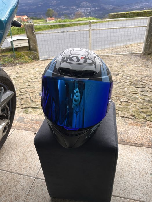 Capacete KYT e casaco Bela