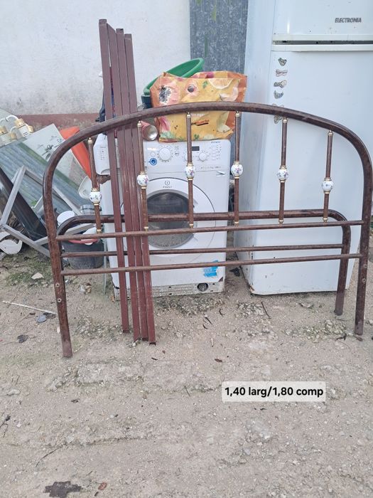 Cama de ferro de corpo e meio