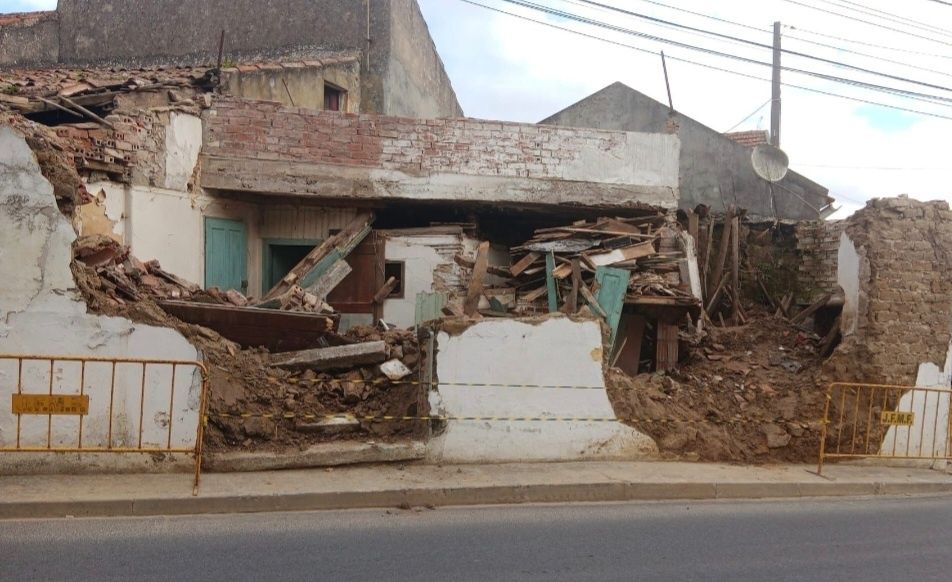 DEMOLIÇÕES e LIMPEZAS terrenos armazéns garagem arrecadações e lojas