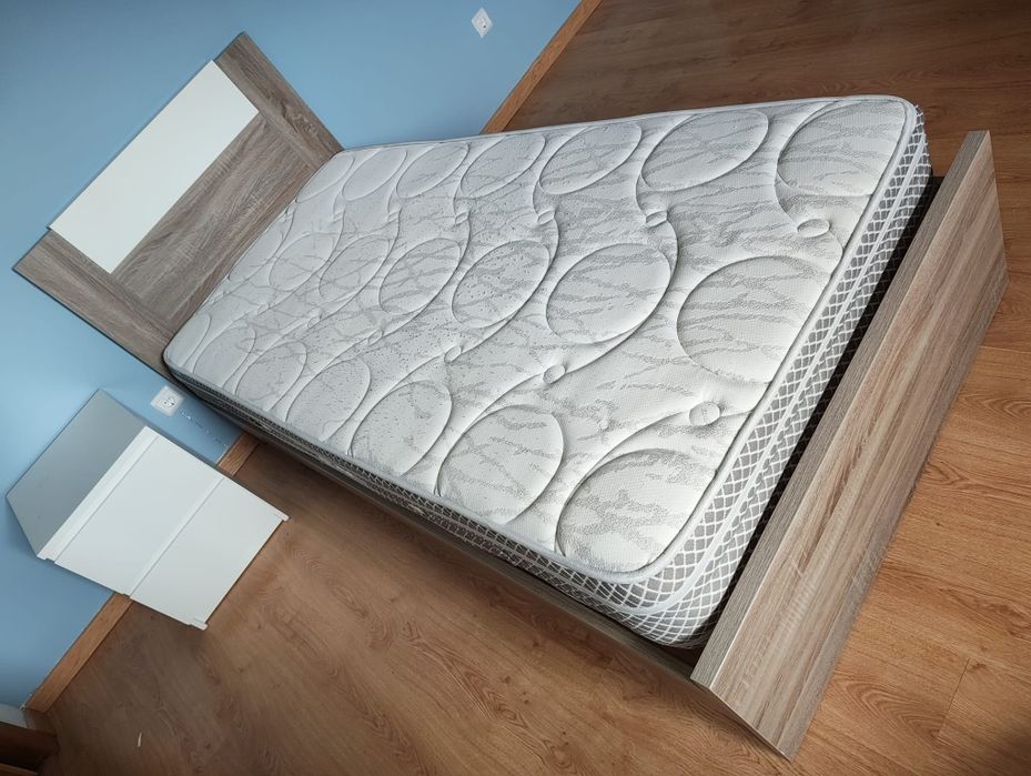 Vendo cama solteiro com estrado, colchao e mesa de cabeceira como novo