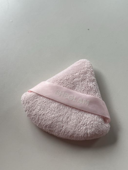 Trójkątny puszek do pudru sheglam różowy pink powder makijaż makeup