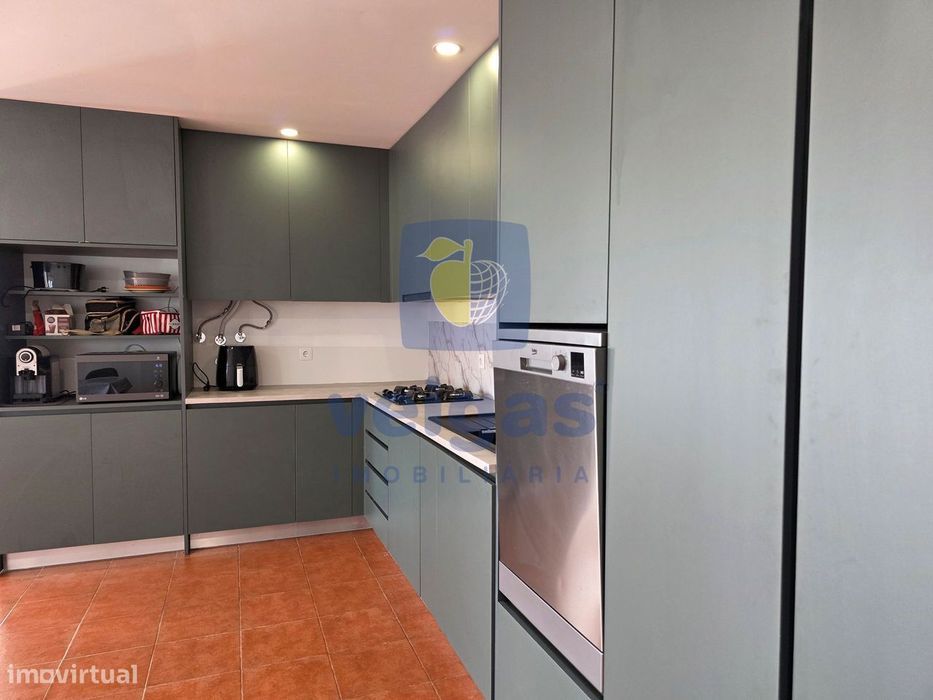 Moradia T5 com 343 m² de área bruta, sala de 40 m², mezzanine e terraç