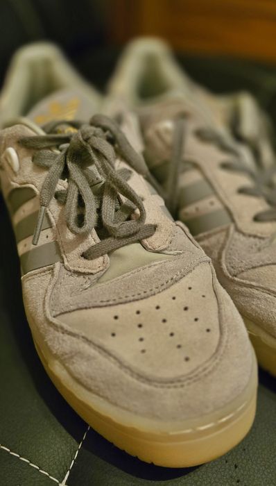 Ténis Adidas Rivalry Low