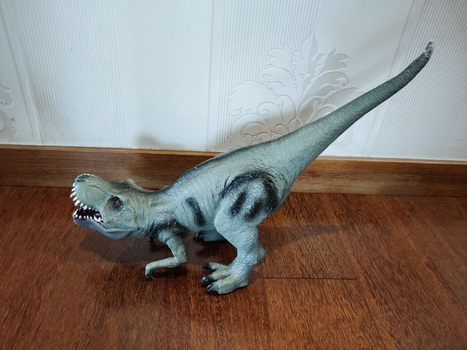 Dinossauro (figura com som)