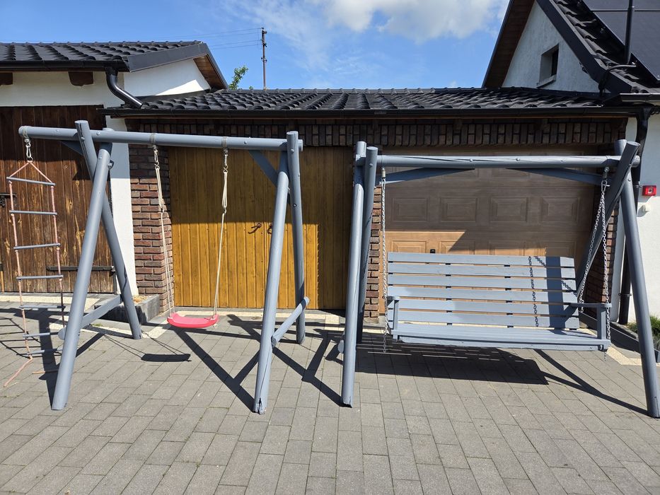Drewniana huśtawka ławka ogrodowa