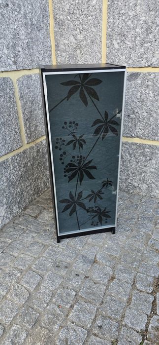 Móvel de arrumos com porta de vidro