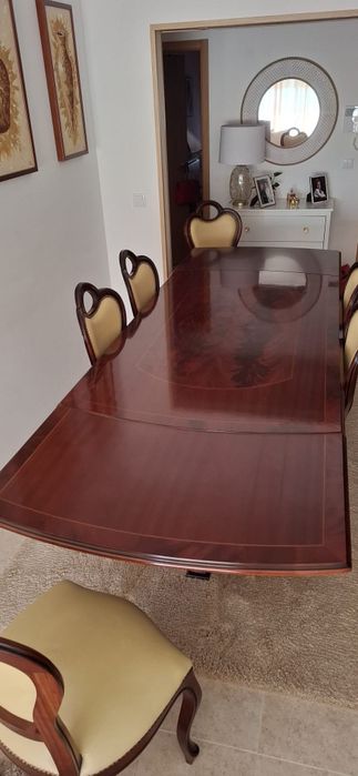 Mesa de sala extensível em mogno maciço mais seis cadeiras