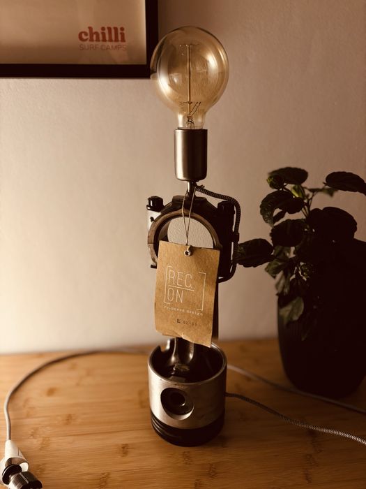 Wyjątkowa lampa stołowa REC.ON – z części samochodowych, nowa!
