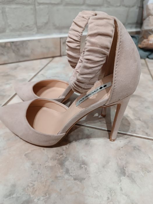 Piękne damski buty na obcasie