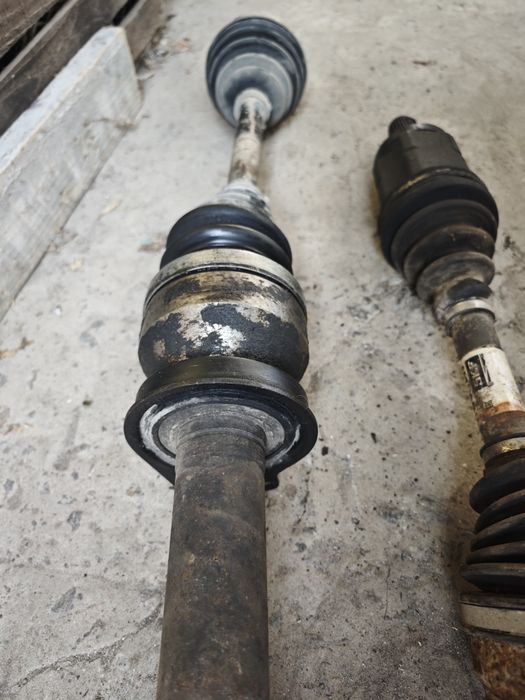 Піввісь права (з підвісним підшипником, механічна ΚΠΠ) VW T5 2.5TDI /