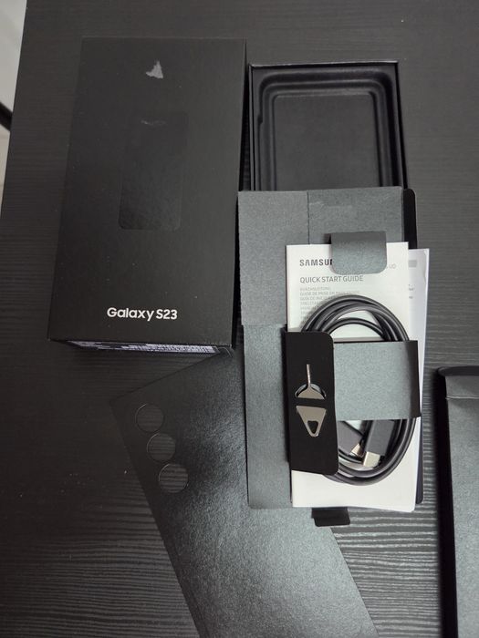 Telemóvel Samsung Galaxy S23 5G 256GB Excelente em Excelente Estado oferta de 4 capas e película de Gel já colocada.