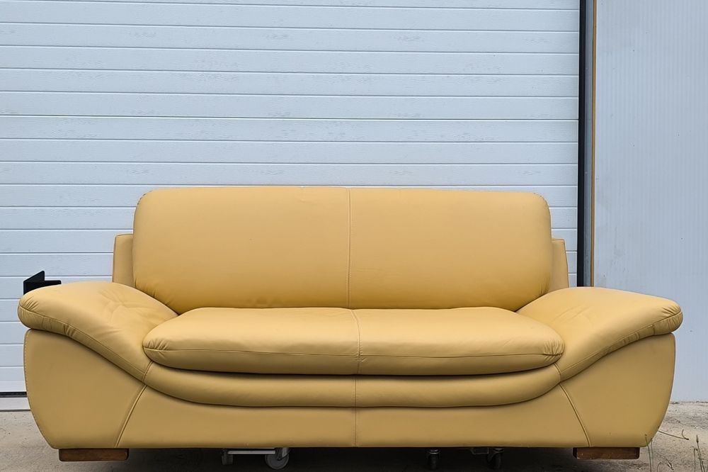 Sofá em pele — amarelo elegante e confortável