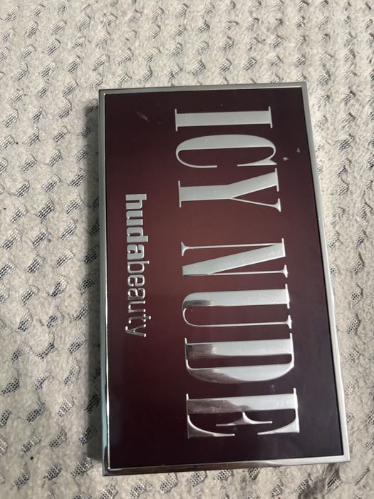 Paleta cieni Icy Nude Huda Beauty